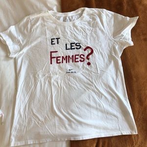 Et Les Femmes Nike Graphic Shirt